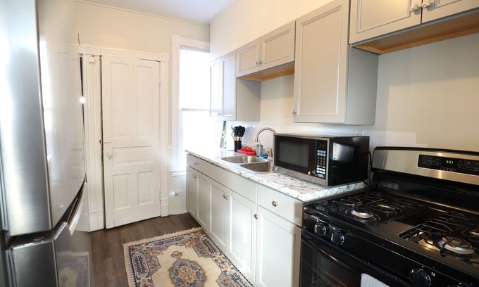 Pittsburgh House | Cozy 2-bedroom house with AC, WiFi, Free Parking in Pittsburgh
