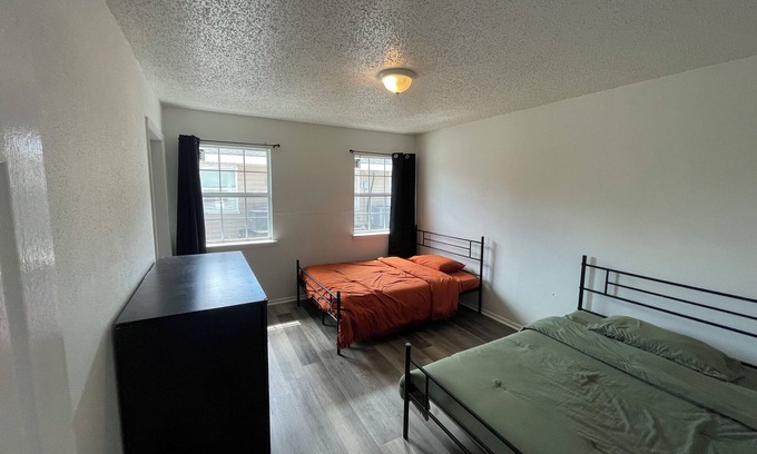 Harvey House | Cozy 2-bedroom in Harvey with fast wifi. Apt A