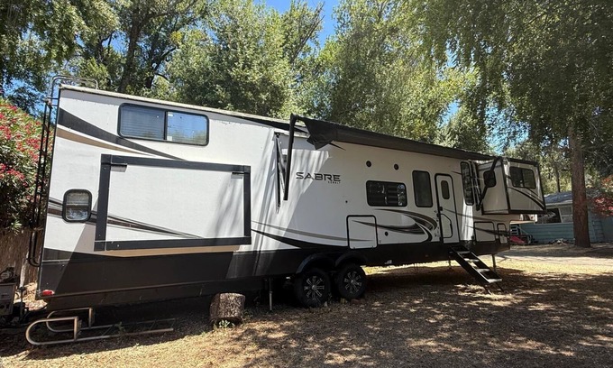 Nice House | Cozy 2-bedroom RV with WiFi, A/C, full kitchen. Just walking distance from lake
