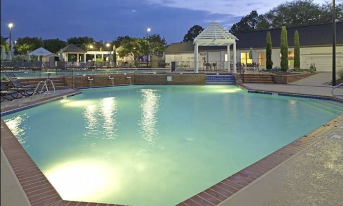 Berkeley Resort | Cozy 2 Bedroom Suite at Historic Powhatan Resort