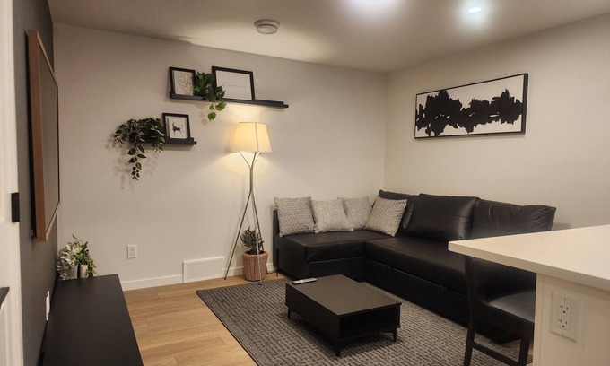 Calgary House | Cozy 2 BEDROOM SUITE I SELF CHECK-IN I FREE PARK PASS