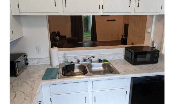 Northwest House | Cozy 2-bedroom townhouse close to the beach.