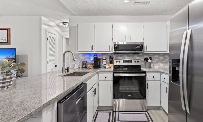 North Charleston Condo | Cozy 2-bedroom condo in North Charleston, close to downtown and beaches.