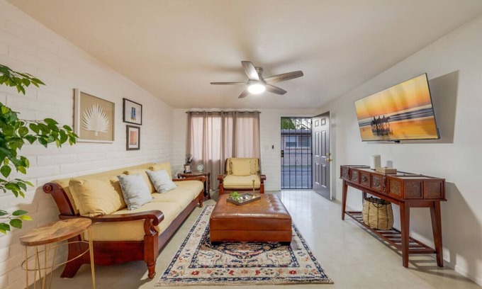 St. Francis Cabrini Apartment | Cozy/2 BR 1 BA/Remodeled/Central/Spotless