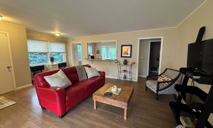 Lafayette House | Cozy 2 BR on 1 Acre Horse Property