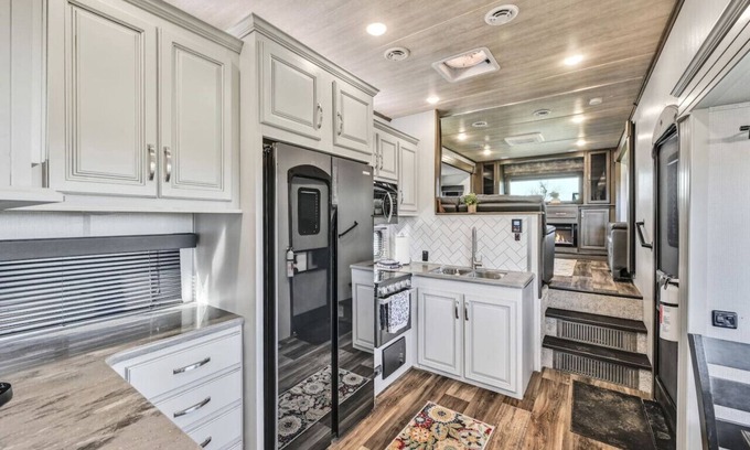 Pine Grove House | Cozy 2-Guest RV on Nature Farm