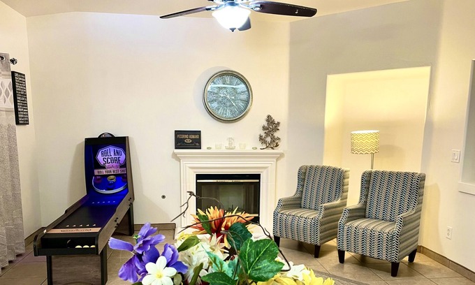 Greenacres House | Cozy 2300 sqft Bakersfield Home w/ Spacious Backyard