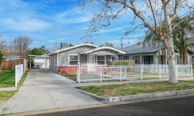 Fresno House | Cozy 2B/1Bth w Spacious Parking inside Fence