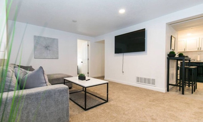 Berkley Apartment | Cozy 2bd |10 min to Downtown Denver | Fast Wifi