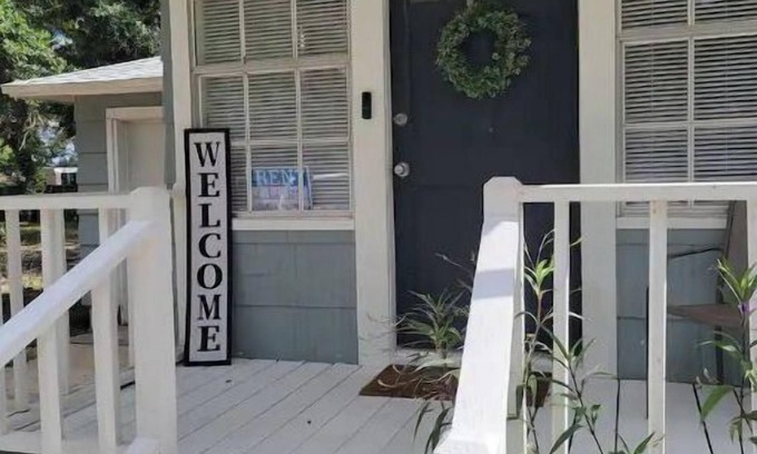 Pensacola Cottage | Cozy 2Bd/1Ba Cottage Minutes to Downtown and NAS!