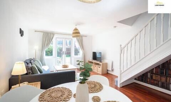 Slough House | Cozy 2Bed Nr Heathrow & Windsor wParking | Sleep 6