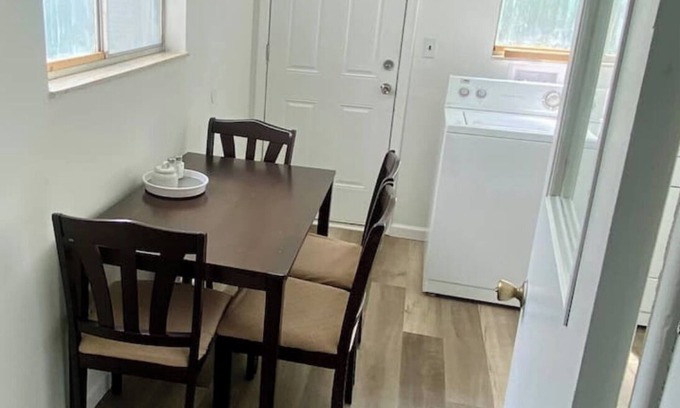 Hamtramck House | Cozy 2Bedroom Modern Retreat