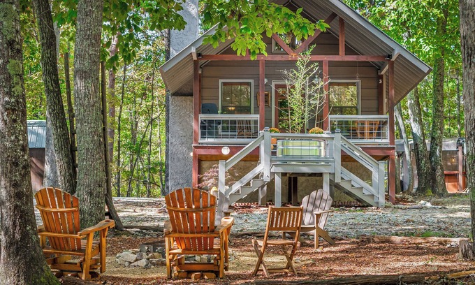 Mentone Cabin | Cozy 2BR 1.5 bath Hot Tub Fast WIFI Fire Pits King 2 Twin