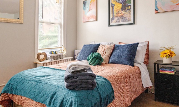 Bloomingdale Apartment | Cozy 2BR/1BA just 2 miles away from Capitol Hill! l Bright and Clean!