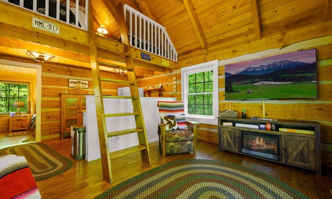 Gatlinburg - Pigeon Forge Cabin | Cozy 2BR cabin in Wears Valley - your perfect mountain retreat with Hot tub!