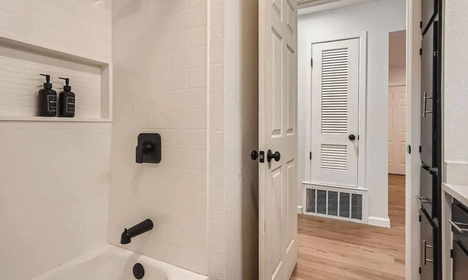 Georgian Acres House | Cozy 2BR Duplex in North Austin Furnished & Pet Friendly