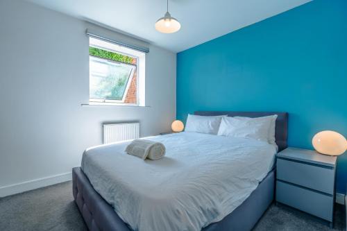 Chute Forest Apartment | Cozy 2BR flat near Stonehenge w/balcony