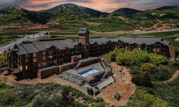 Park City Condo | Cozy 2BR Mason Condo w/Pool – 3 Min to Deer Valley Gondola & East Village Fun!