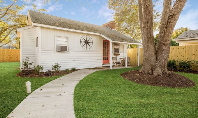 Buckroe Beach House | Cozy 2BR Retreat 5 Min Walk to Buckroe Beach