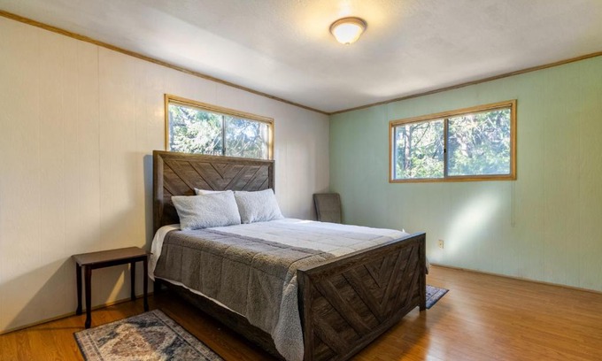 Crestline House | Cozy 2BR Retreat Near Lake Grego with Mountain Views