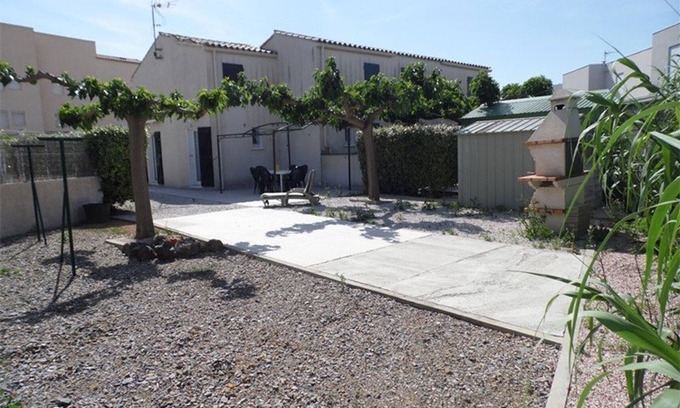 Marseillan Plage House | Cozy 2BR Townhouse with Garden, BBQ, Private Parking - Sleeps 5