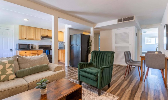 South Park House | Cozy 2BR, WFH Desk + Yard, Flexible Monthly Stays