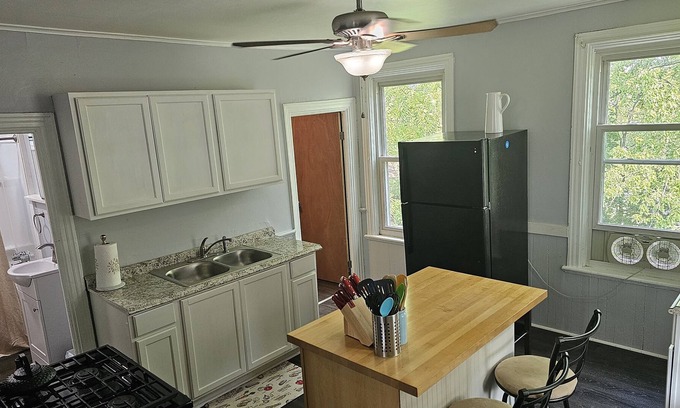 Cohoes Apartment | Cozy 2nd floor apartment with fenced back yard