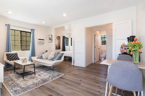 Beverly Hills Apartment | Cozy 2nd-Floor Studio Apartment Just a Block from Beverly Hills & Top LA Attractions