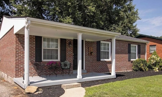 Georgetown House | Cozy 3 BD/1B Fenced yard/Deck close to Hospital/Toyota/Horse Park Pet friendly