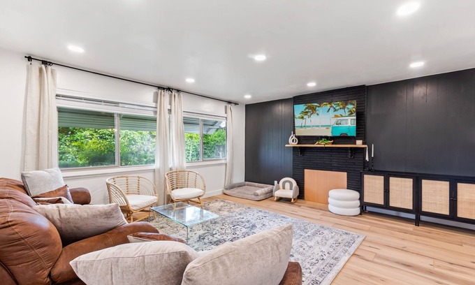 Represa House | Cozy 3 bed 2 bath cottage near Oldtown Historic Folsom.