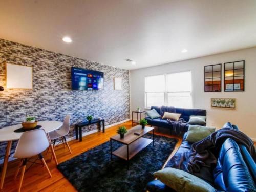 The Heights Apartment | Cozy 3 - Bed apartment, Minutes from NYC!