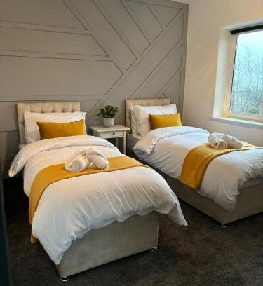Halifax House | Cozy 3 Bed Home in Halifax with Secure Parking - Long & short stays welcome!