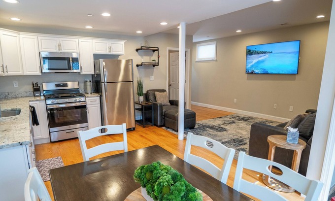 Beverly Apartment | Cozy 3 Bedroom 1.5 Bathroom Apartment