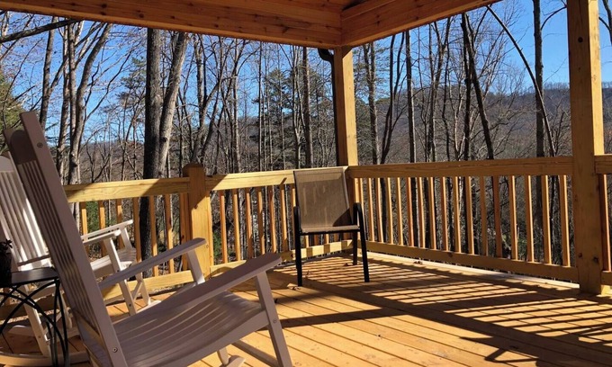Candler Cabin | Cozy 3-bedroom cabin in welcoming Candler with WiFi, AC