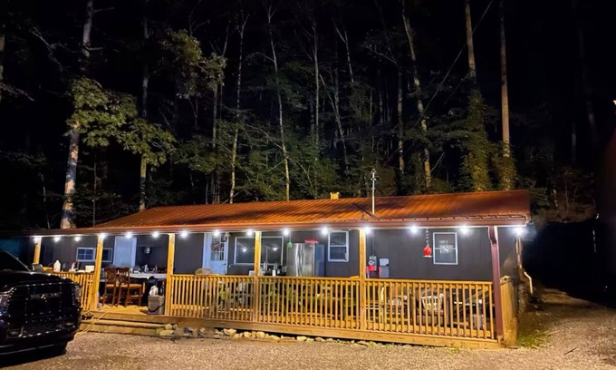 Bristol Cabin | Cozy 3-bedroom cabin with WiFi, AC in charming Bristol