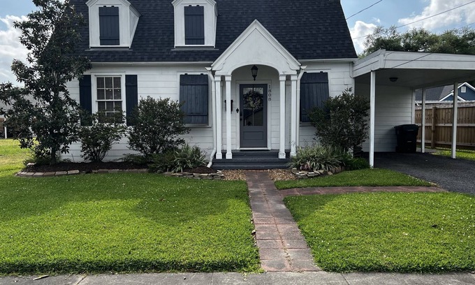 Lake Charles Cottage | Cozy 3 bedroom Downtown Cottage