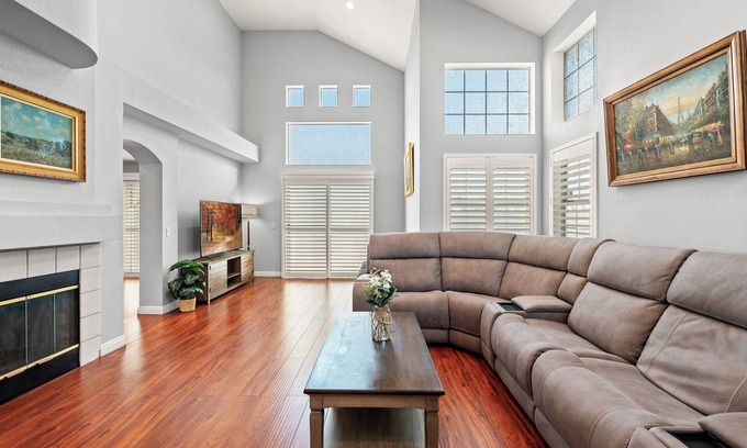 San Bernardino County Villa | Cozy 3-Bedroom Family Home Clean, Spacious & Convenient Location 6 Beds