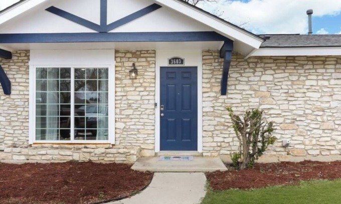 Arena District House | Cozy 3-bedroom home with AC and WiFi mins to Frost Bank CTR, Riverwalk, Alamo