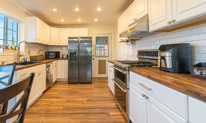 Golden Hills House | Cozy 3 Bedroom Home
