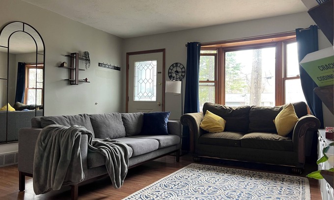Malta House | Cozy 3-bedroom house with a pool. Close to SPAC, Track and Downtown