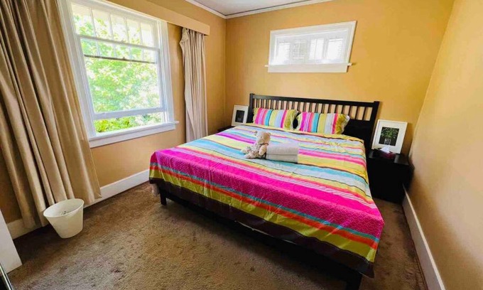 Dunbar Apartment | Cozy 3 bedroom house in Vancouver to stay