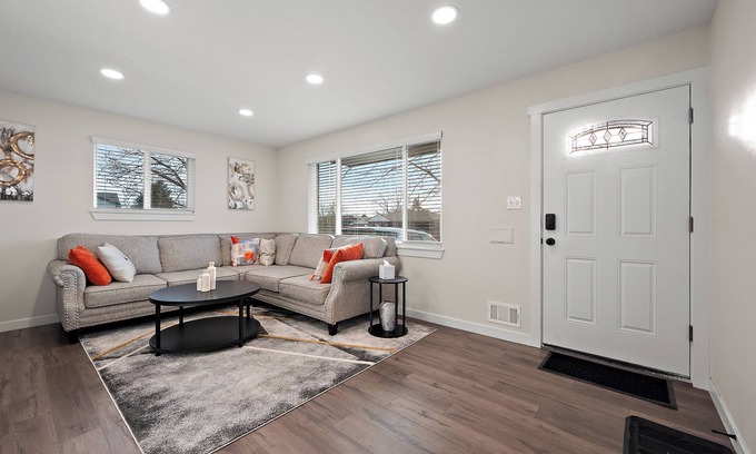 Northglenn House | Cozy 3-bedroom House 15 min from Denver Downtown in Quiet Northglenn.