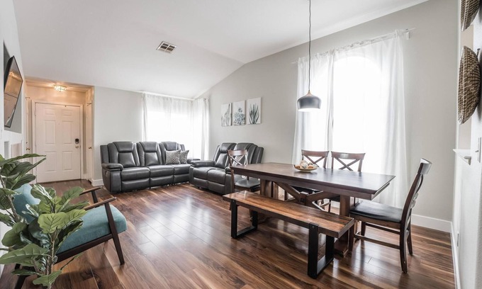 Spring Valley House | Cozy 3-Bedroom single story house, 15 minutes to the strip. Pet-Friendly.