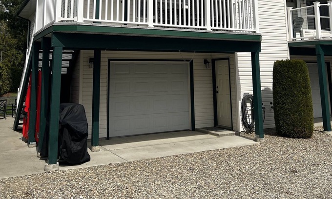 Sicamous House | Cozy 3 bedroom townhome steps from the beach! with boat slip.