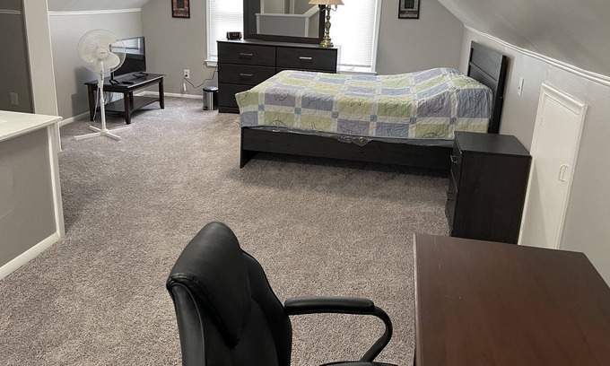 Detroit House | Cozy 3 bedroom vacation home with free parking