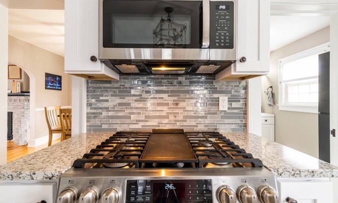 East Shore House | Cozy 3 br, 10min to Yale, 5min to beach & airport with Game room & pet friendly