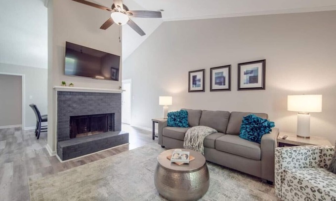 Biddleville House | Cozy 3-BR Bungalow—City Views—Fire Pit—Football!