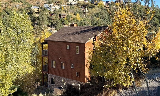 Summerhaven Cabin | Cozy, 3-story, luxury cabin in the heart of Summerhaven!