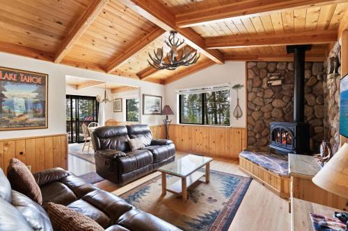 Tahoe Vista House | Cozy 3BDR - 1 Minute to the Beach!