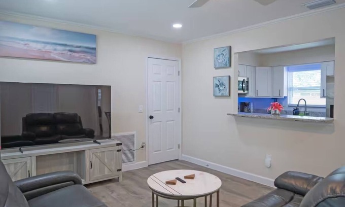 Clearwater House | Cozy 3BR 1BA - Near Top Beaches - Backyard - Parking